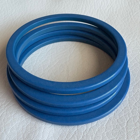Set of four (4) | vintage (1950s/1960s) | blue plastic costume jewelry bangles - Picture 6 of 10
